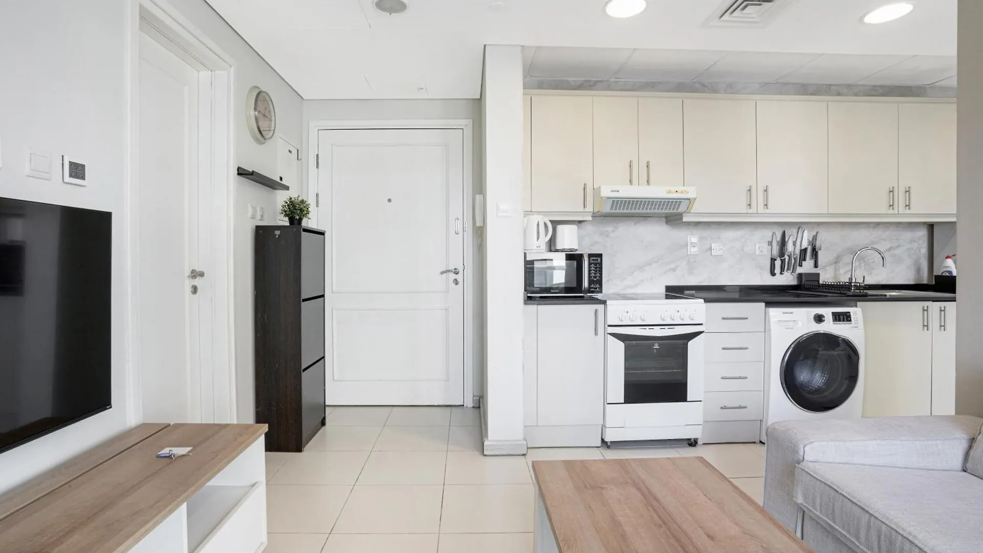 Sunrise Homes - Near Jbr Walk & Beach - Lovely Studio Dubai Apartment