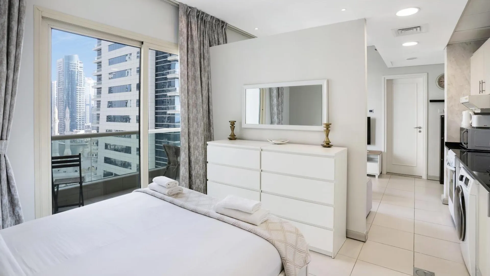 Sunrise Homes - Near Jbr Walk & Beach - Lovely Studio Dubai Apartment