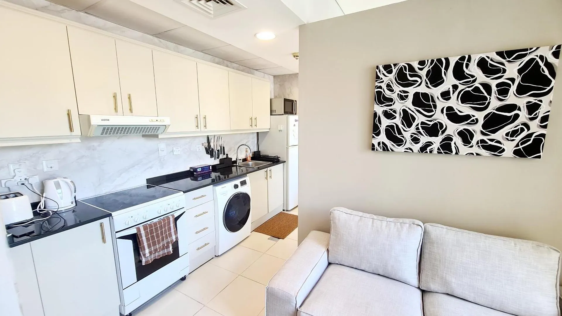 Sunrise Homes - Near Jbr Walk & Beach - Lovely Studio Dubai
